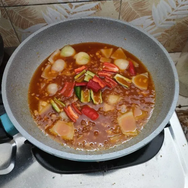 Masukkan cabe merah dan hijau, masak sampai mendidih. Koreksi rasa.