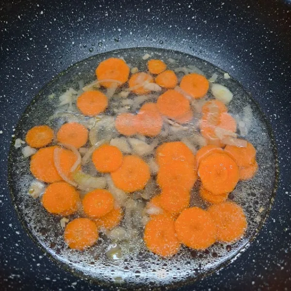 Masukkan wortel dan air. Masak sampai wortel ½ matang.