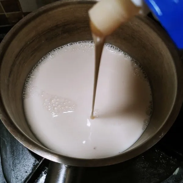 Tuang susu di panci, tambahkan krimer kental manis, vanila extract dan gula pasir, aduk rata menggunakan whisk.