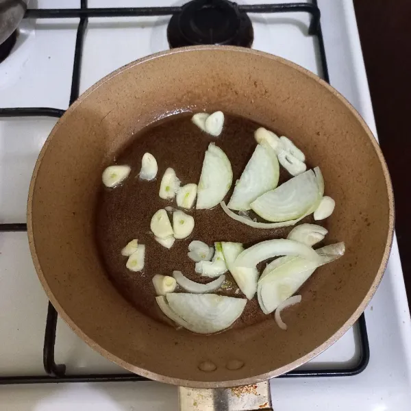Tumis irisan bawang putih dan bawang bombay hingga harum dengan minyak secukupnya.