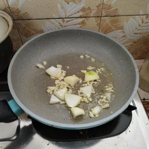 Tumis bawang putih, jahe dan bawang bombay sampai harum.