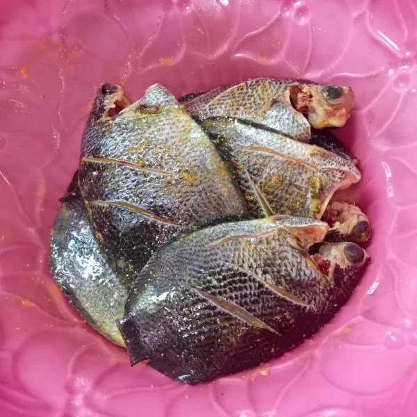 Marinasi ikan sekitar 15 menit.