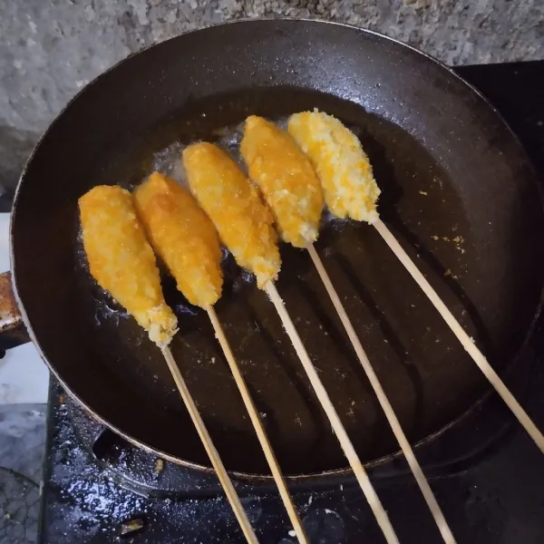 Goreng dalam minyak panas hingga kuning keemasan. Angkat dan tiriskan.