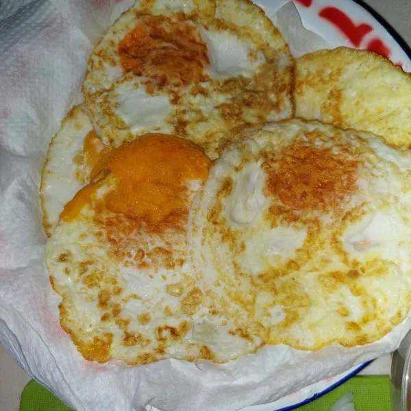 Siapkan telur ceplok.