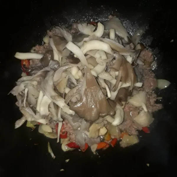 Masukkan jamur tiram lalu aduk rata dengan bahan lain.