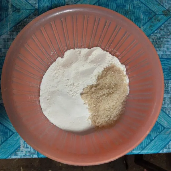 Di dalam wadah, ayak tepung terigu dan tepung beras kemudian tambahkan gula, baking powder dan baking soda lalu aduk.