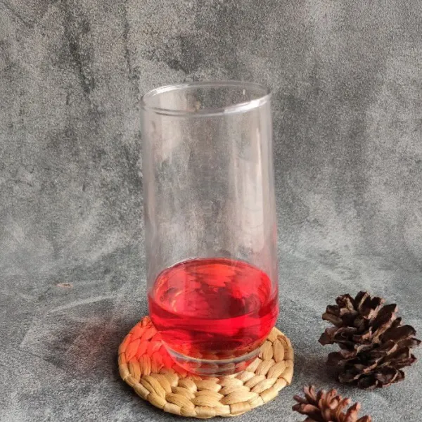 Siapkan gelas saji, masukkan 50 ml sirup merah ke dalam gelas.