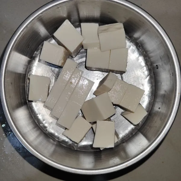 Potong kotak-kotak kecil silken tofu.