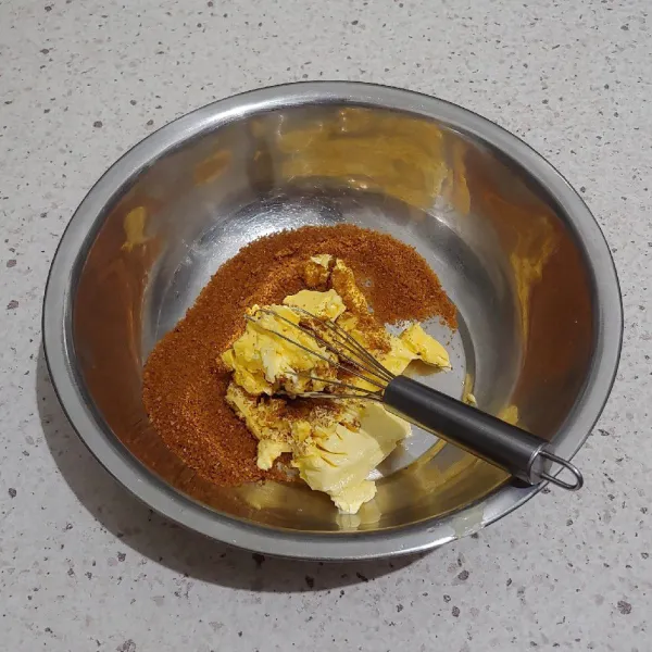 Kocok mentega bersama gula aren hingga rata kemudian tambahkan telur, aduk rata.