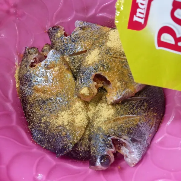 Masukkan bumbu racik ikan goreng dan aduk rata.