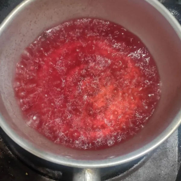 Siapkan bahan-bahan sirup merah, rebus air lalu masukkan gula, vanilla cair dan pewarna, aduk rata, rebus hingga mendidih lalu angkat dan dinginkan.