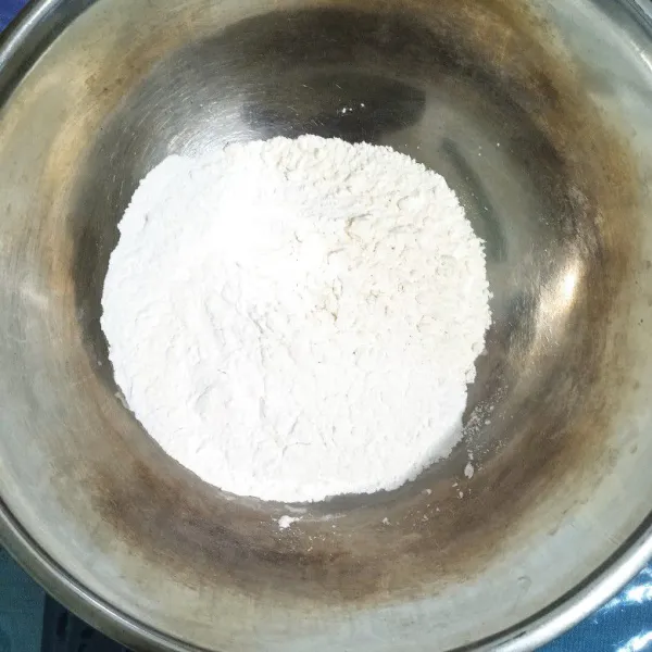 Didalam mangkuk, ayak tepung terigu dan tepung beras. Kemudian tambahkan gula, baking powder dan baking soda, aduk rata.