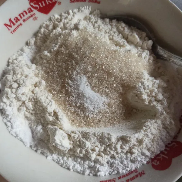 Campur tepung terigu, tepung beras, garam dan gula pasir, aduk rata.