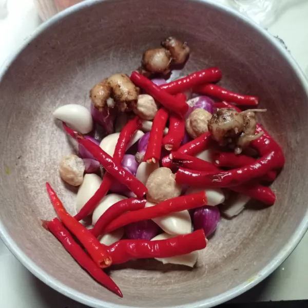 Siapkan bawang merah, bawang putih, cabe, kencur dan kemiri.