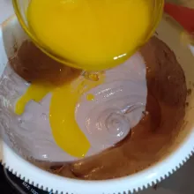 Masukkan susu kental manis, vanila extract serta margarin leleh, aduk dengan spatula sampai tercampur semua.