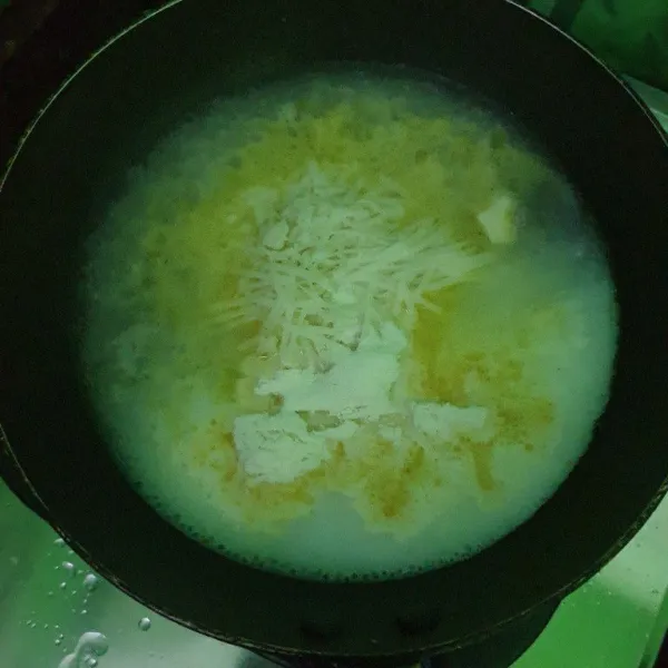 Lelehkan margarin.
Masukkan Air, krimer nabati dan keju aduk sampai semua larut.