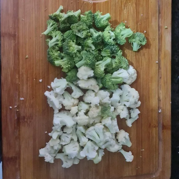 Cuci bersih kol dan brokoli. Lalu potong kecil.