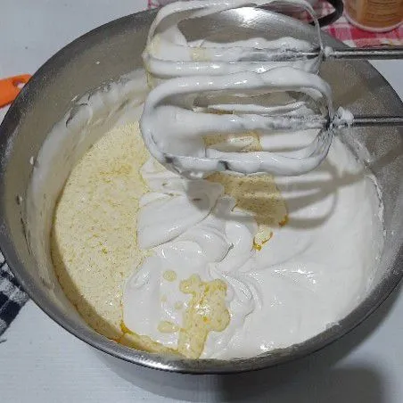 Kemudian masukkan margarin yang sudah dilelehkan, mixer perlahan.