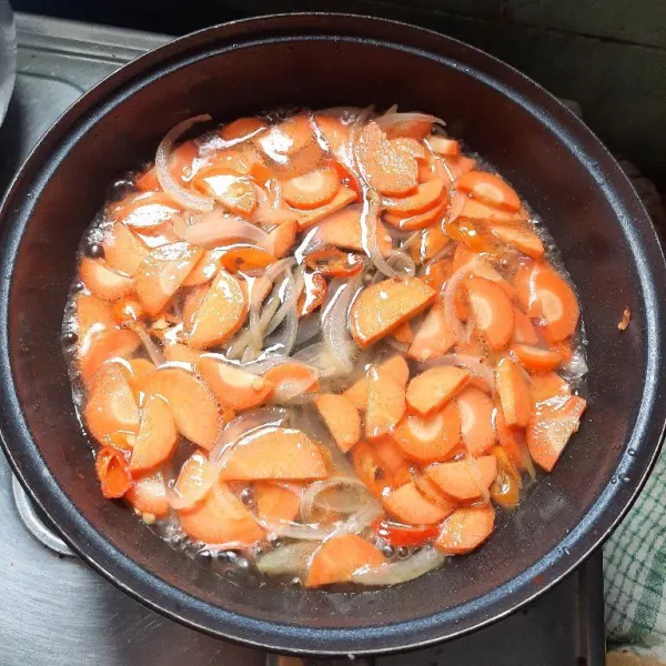 Masukkan wortel dan air, masak sampai wortel cukup matang.