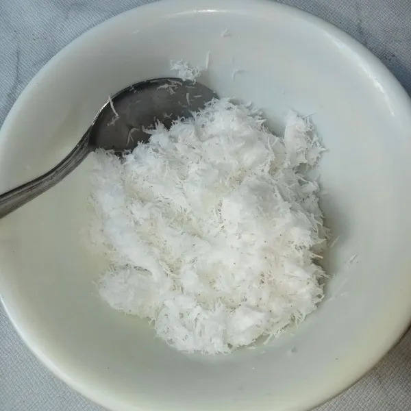 Campur kelapa parut dan garam, aduk rata.
