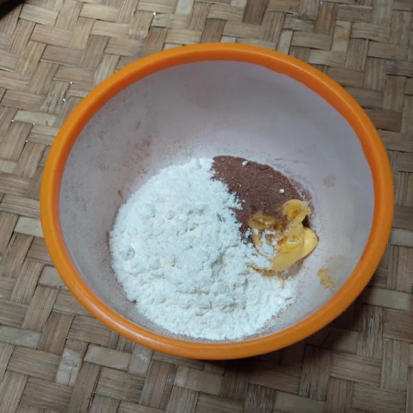 Tambahkan tepung terigu, kayu manis bubuk, garam dan baking powder.