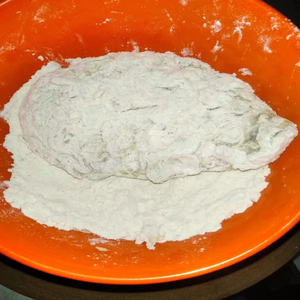 Lumuri ke dalam tepung kering.
