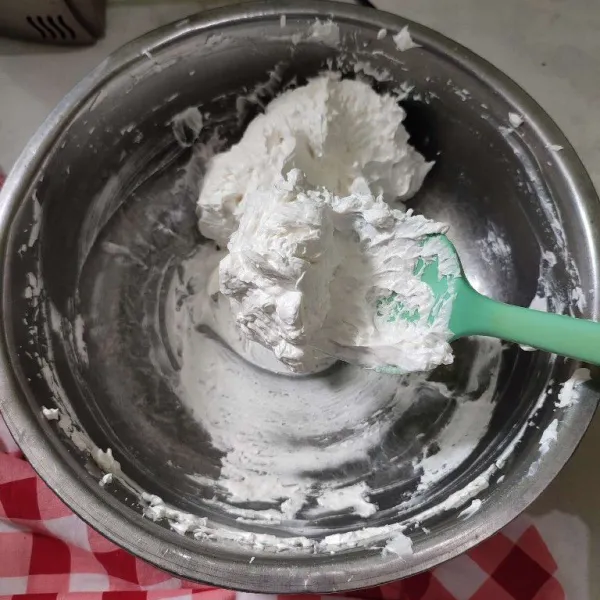 Jika butter cream sudah lembut dan mengembang serta terasa ringan, matikan mixer.