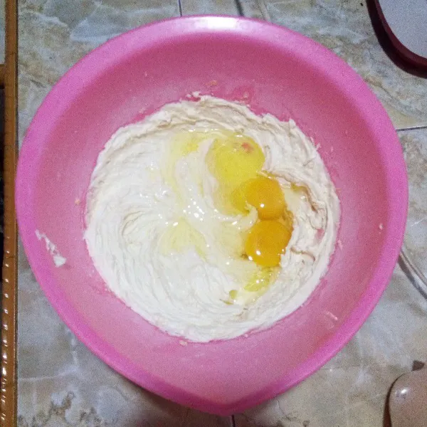 Masukkan telur, aduk rata.