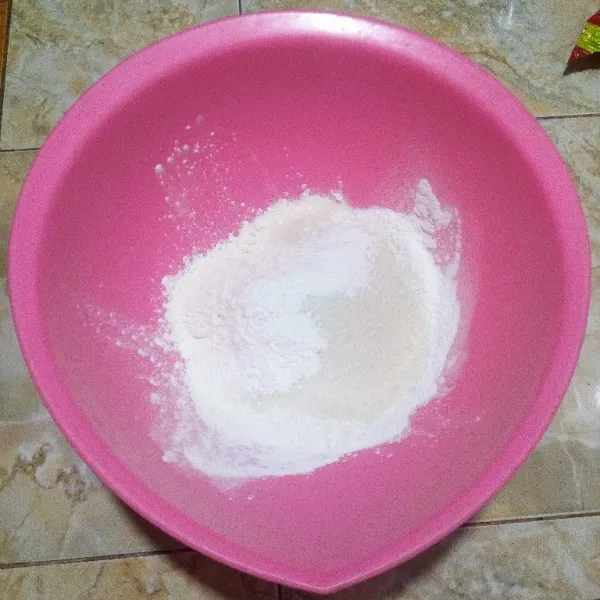 Dalam wadah campurkan tepung terigu, tepung beras, baking soda, baking powder dan gula pasir. Aduk rata.