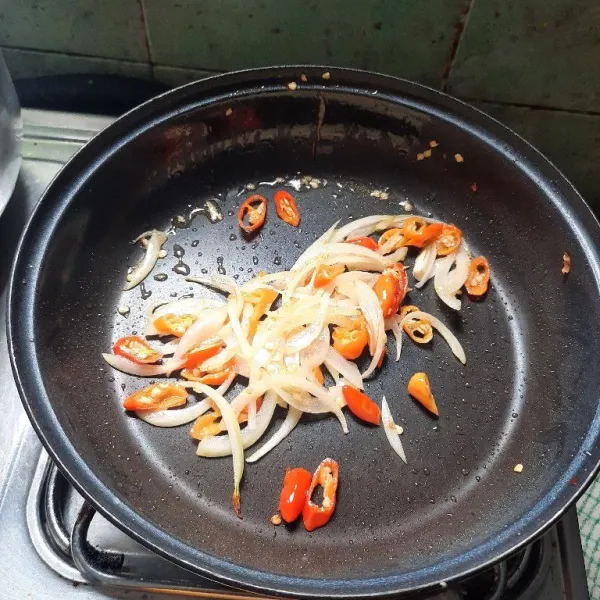 Tumis bawang bombai dan cabe sampai layu.