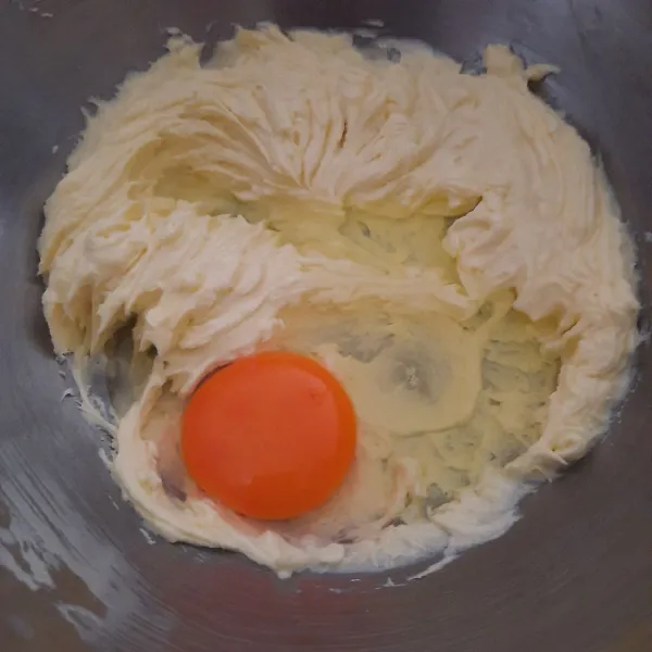 Kocok butter, gula, dan vanilla sampai mengembang. Kemudian tambahkan telur dan kocok kembali sampai rata.