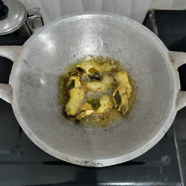 Kemudian goreng ayam beserta daun jeruknya dalam minyak panas hingga kecoklatan. Angkat dan tiriskan.