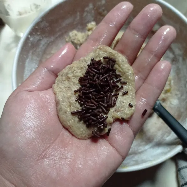 Olesi tangan dengan minyak, ambil secukupnya adonan beri isian mesis coklat, bulatkan.