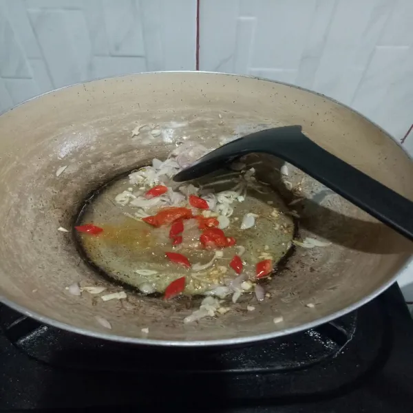 Panaskan minyak, tumis bawang merah dan bawang putih sampai harum lalu masukan irisan cabe.