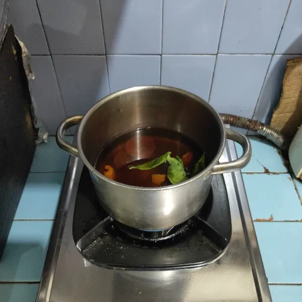 Didihkan air, masukkan teh celup, lengkuas, daun salam, gula merah dan air kelapa. Rebus hingga berubah warnanya dan gula larut.