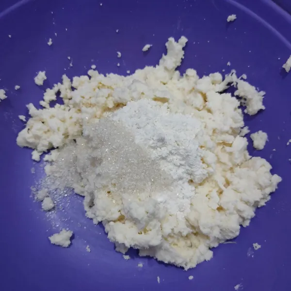 Masukkan tepung terigu, gula pasir dan garam, aduk hingga tercampur rata.