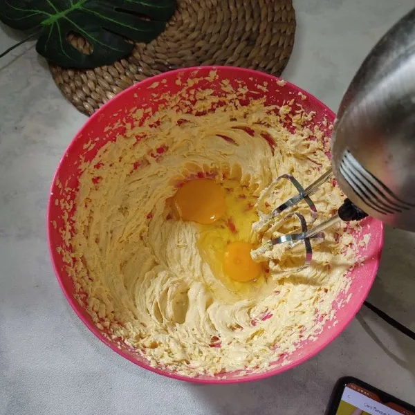 Masukkan telur, kemudian mixer kembali hingga tercampur rata.