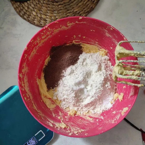 Masukkan tepung terigu, garam dan coklat bubuk. Mixer dengan speed rendah.