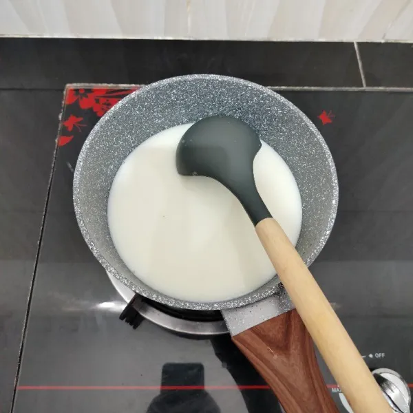 Membuat puding putih : campur bubuk jelly, gula pasir, susu cair, dan air di dalam panci. Aduk rata dan masak hingga mendidih, lalu angkat.