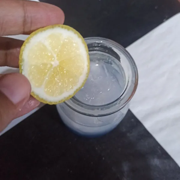 Beri perasan air lemon sesuai selera.