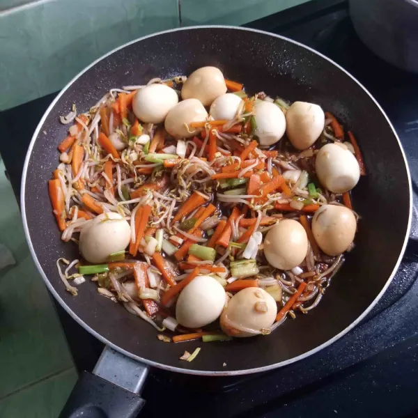 Masukkan telur puyuh rebus dan masak hingga matang, lalu cicipi rasanya. Kemudian angkat dan sajikan.