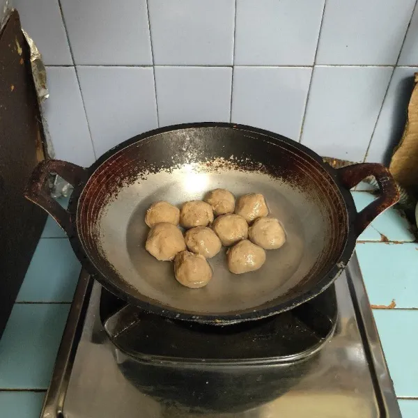 Kemudian masukkan bakso.