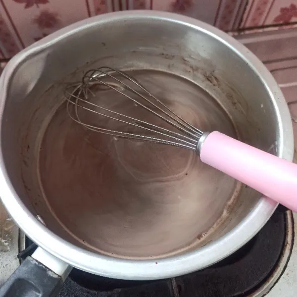 Membuat adonan vla : campur susu cair, coklat bubuk dan gula pasir, aduk rata lalu masak hingga mendidih.