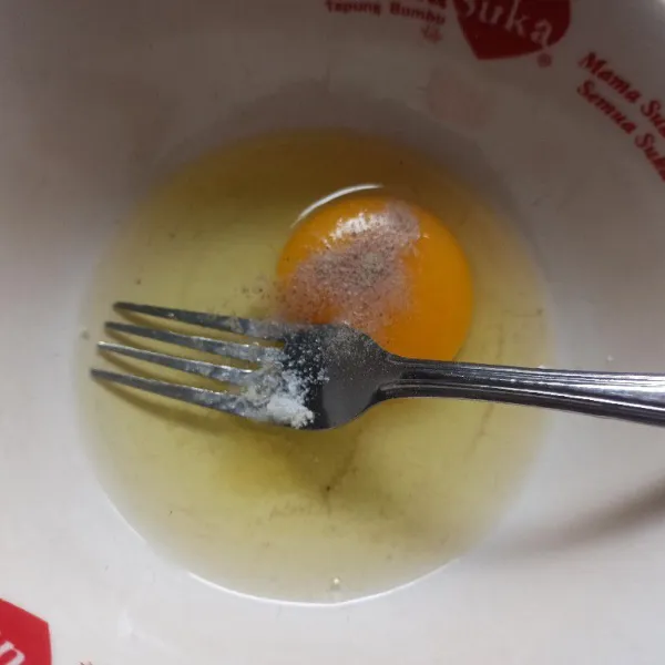 Kocok lepas telur, garam, kaldu bubuk dan lada bubuk.