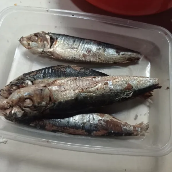 Cuci bersih ikan, tiriskan.