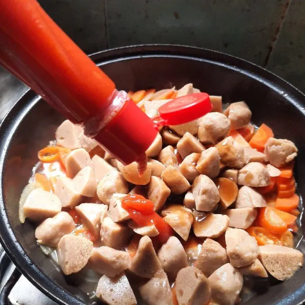 Tambahkan saus tiram, saus tomat, gula, kaldu bubuk dan lada, aduk-aduk sampai tercampur rata, jangan lupa cek rasa.