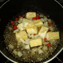 Masukkan tahu, masak sampai tahu mengembang. Cek rasa, tambahkan kaldu ayam bubuk.