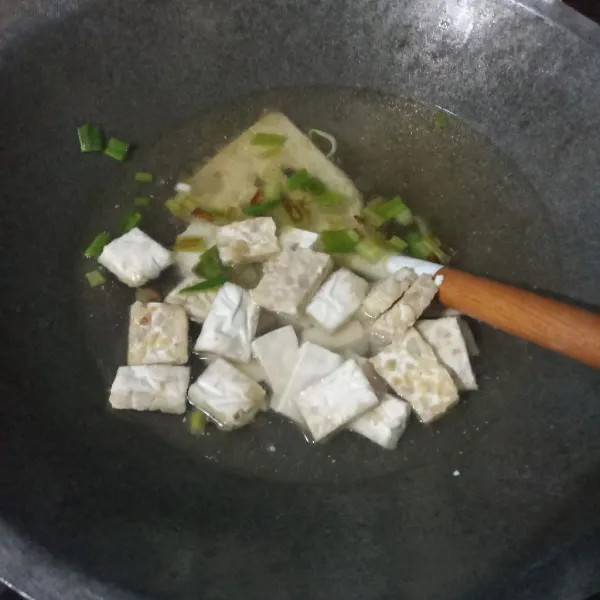 Tuang air, biarkan mendidih lalu masukkan tahu dan tempe. Masak hingga mendidih kembali.