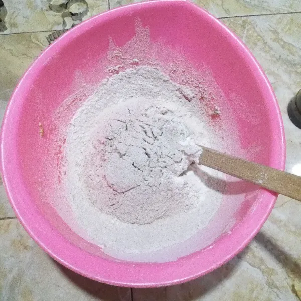 Masukkan tepung terigu, garam, dan baking powder.