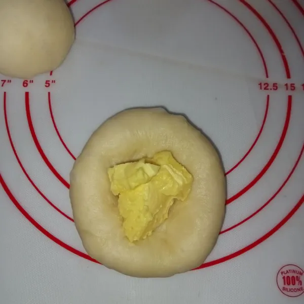 Bagi adonan masing - masing 70 gr diamkan 10 menit. Pipihkan adonan kemudian tambahkan isi margarin.